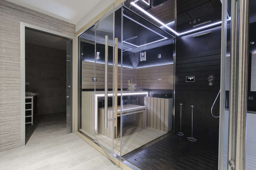 Design Sauna mit viel Glas und LED- Lichteffekten